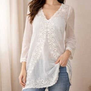 Johnny Was white Blouse rayon blouse size Small With Embroidered‎